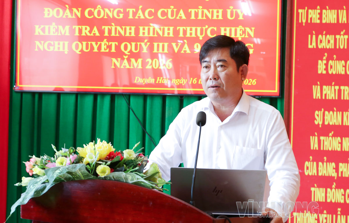 Đồng chí Dương Văn Triệu - Tỉnh ủy viên, Bí thư Đảng ủy phường Duyên Hải báo cáo tình hình kinh tế - xã hội của phường trong 9 tháng đầu năm.