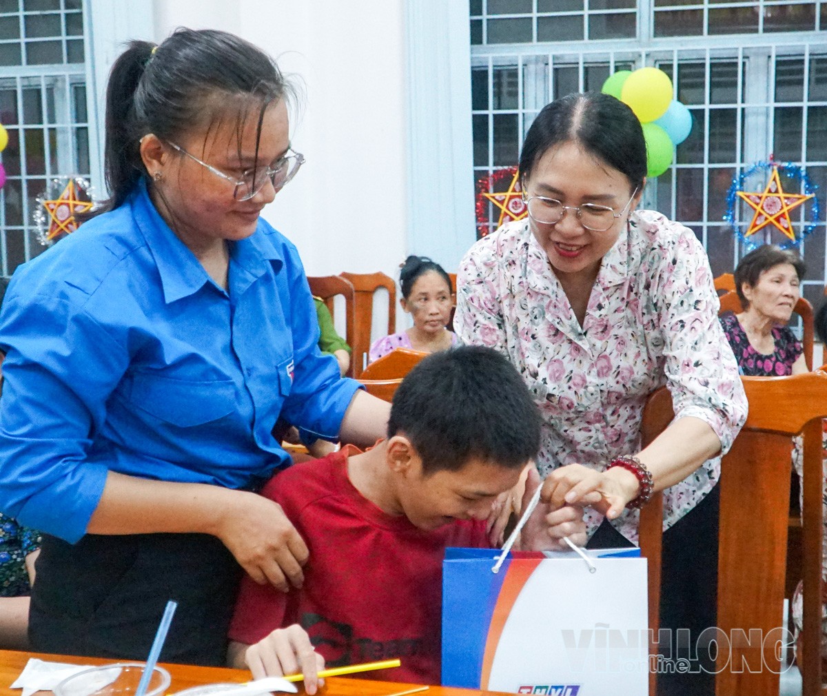 Bà Đào Thị Tuyết Vân, Phó Giám đốc Báo và phát thanh, truyền hình Vĩnh Long, trao quà Trung thu cho các em thiếu nhi, người cao tuổi tại Trung tâm Công tác xã hội Vĩnh Long.