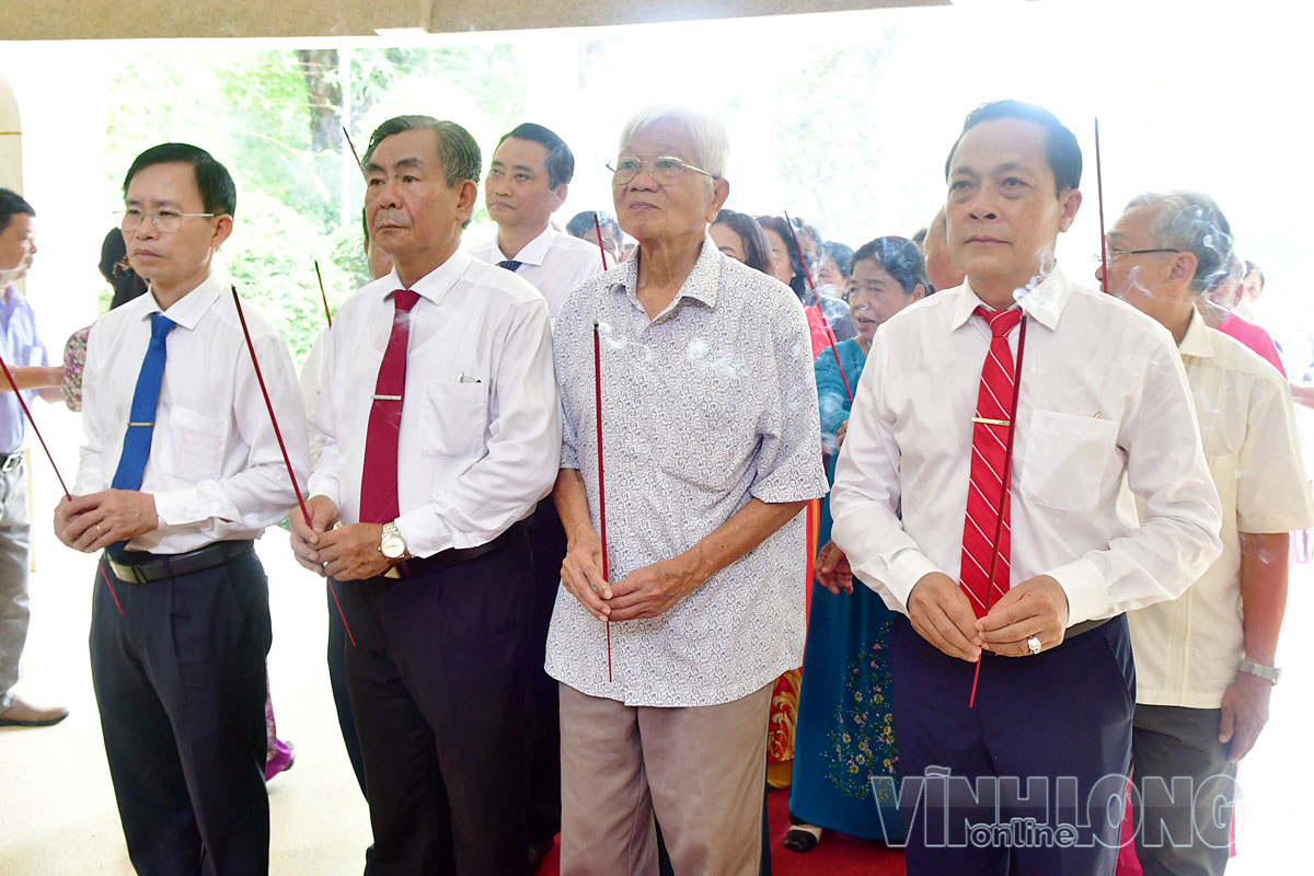 Lãnh đạo tỉnh thắp hương viếng Bác.