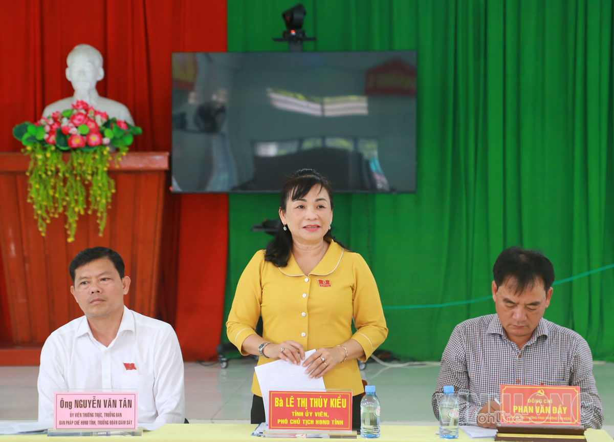 Đồng chí Lê Thị Thúy Kiều- Tỉnh ủy viên, Phó Chủ tịch HĐND tỉnh trao đổi, gợi mở thêm các vấn đề liên quan đến nội dung giám sát.