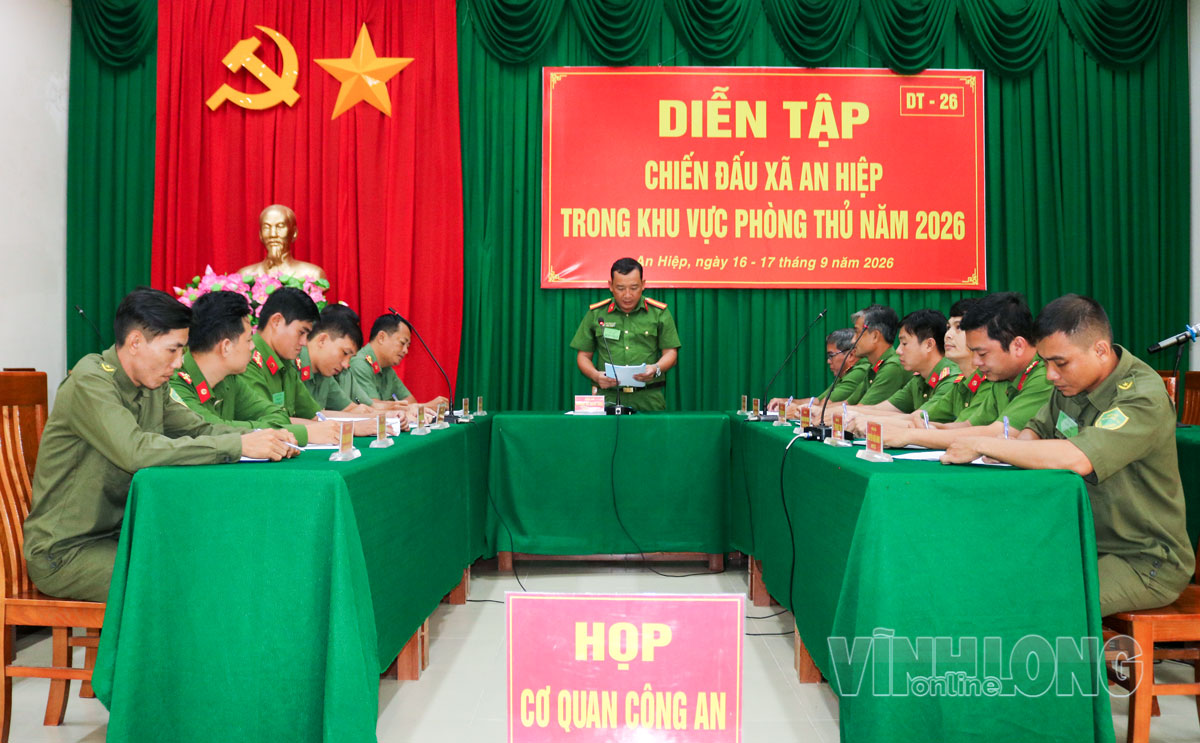  Họp Ban Chỉ huy Công an xã.