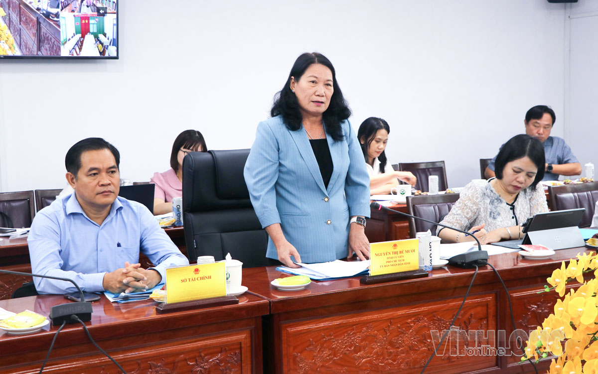 Đồng chí Nguyễn Thị Bé Mười- Tỉnh ủy viên, Phó Chủ tịch UBND tỉnh phát biểu làm rõ các nội dung đoàn giám sát đặt ra.
