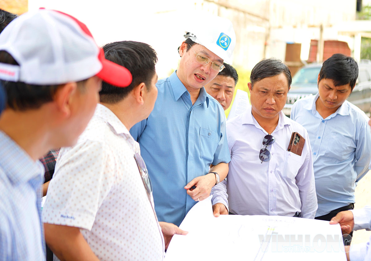 Phó Bí thư Tỉnh ủy, Chủ tịch UBND tỉnh Trần Trí Quang khảo sát thực địa tại Dự án Xây dựng đường trục chính đô thị số 1 (đoạn từ điểm cuối đường kết nối Phường 8 - Phường 9 đến đường Đinh Tiên Hoàng).