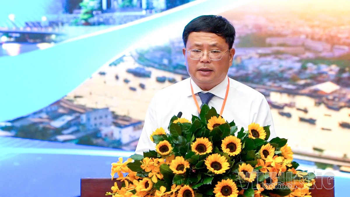 Đồng chí Trương Đặng Vĩnh Phúc - Ủy viên Ban Thường vụ Tỉnh ủy, Giám đốc Sở Tài chính tỉnh phát biểu tại hội nghị.