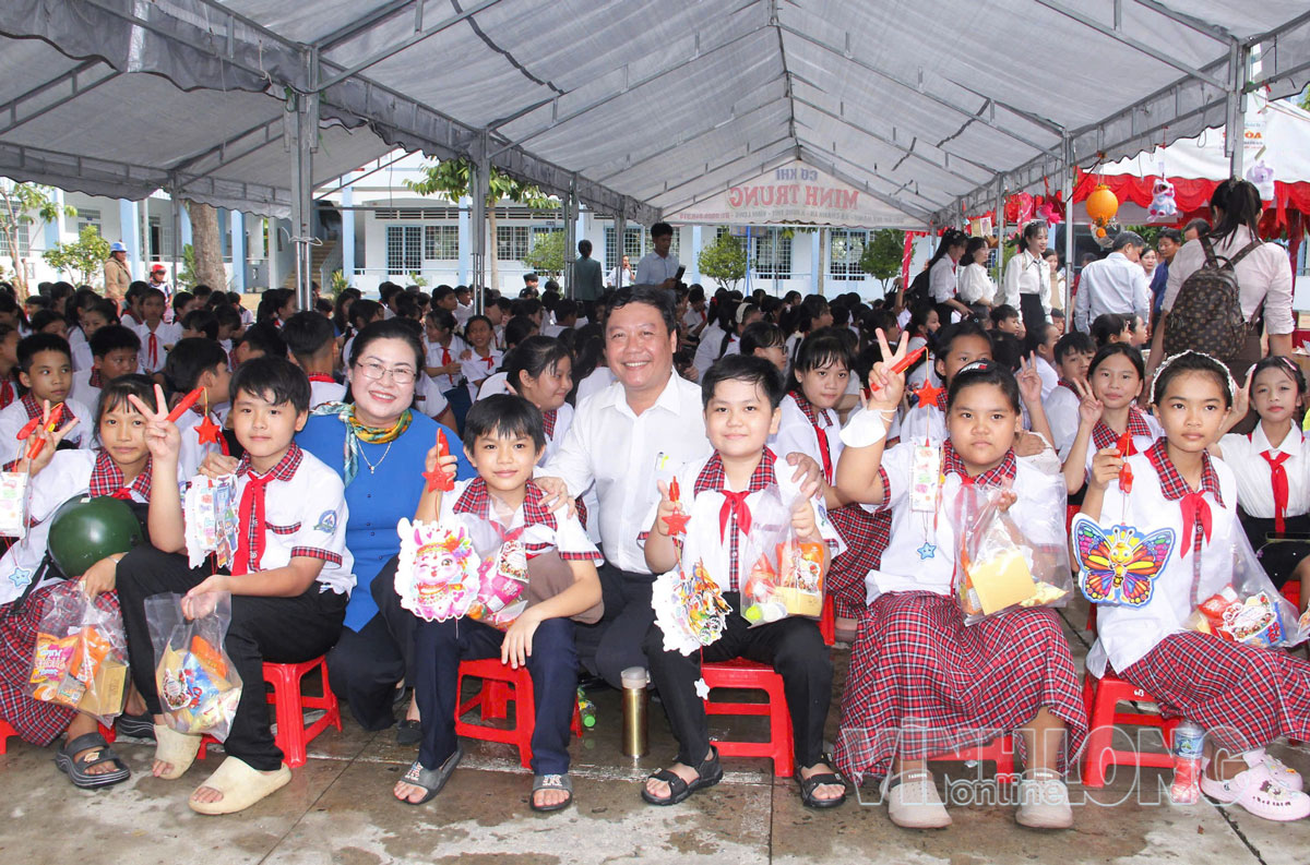 Trưởng Ban Tuyên giáo Tỉnh ủy Nguyễn Thị Minh Trang và Bí thư Đảng ủy xã Cái Nhum Ngô Hùng Nhân tặng quà Trung thu cho học sinh.