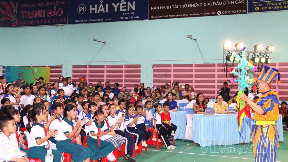 Thiếu nhi thưởng thức tiết mục ảo thuật vui nhộn.