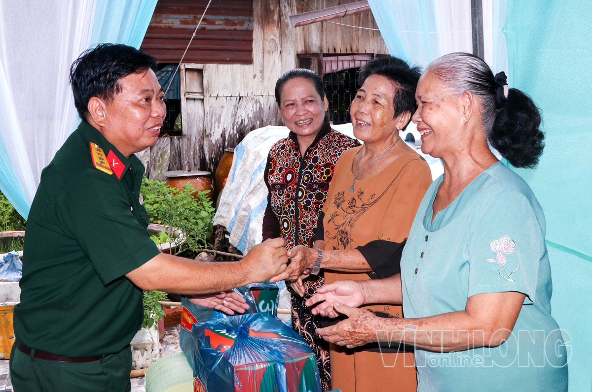 Đại tá Phạm Thanh Bình - Hiệu trưởng Trường Quân sự Quân khu 9 tặng quà đến người dân có hoàn cảnh khó khăn trên địa bàn xã.