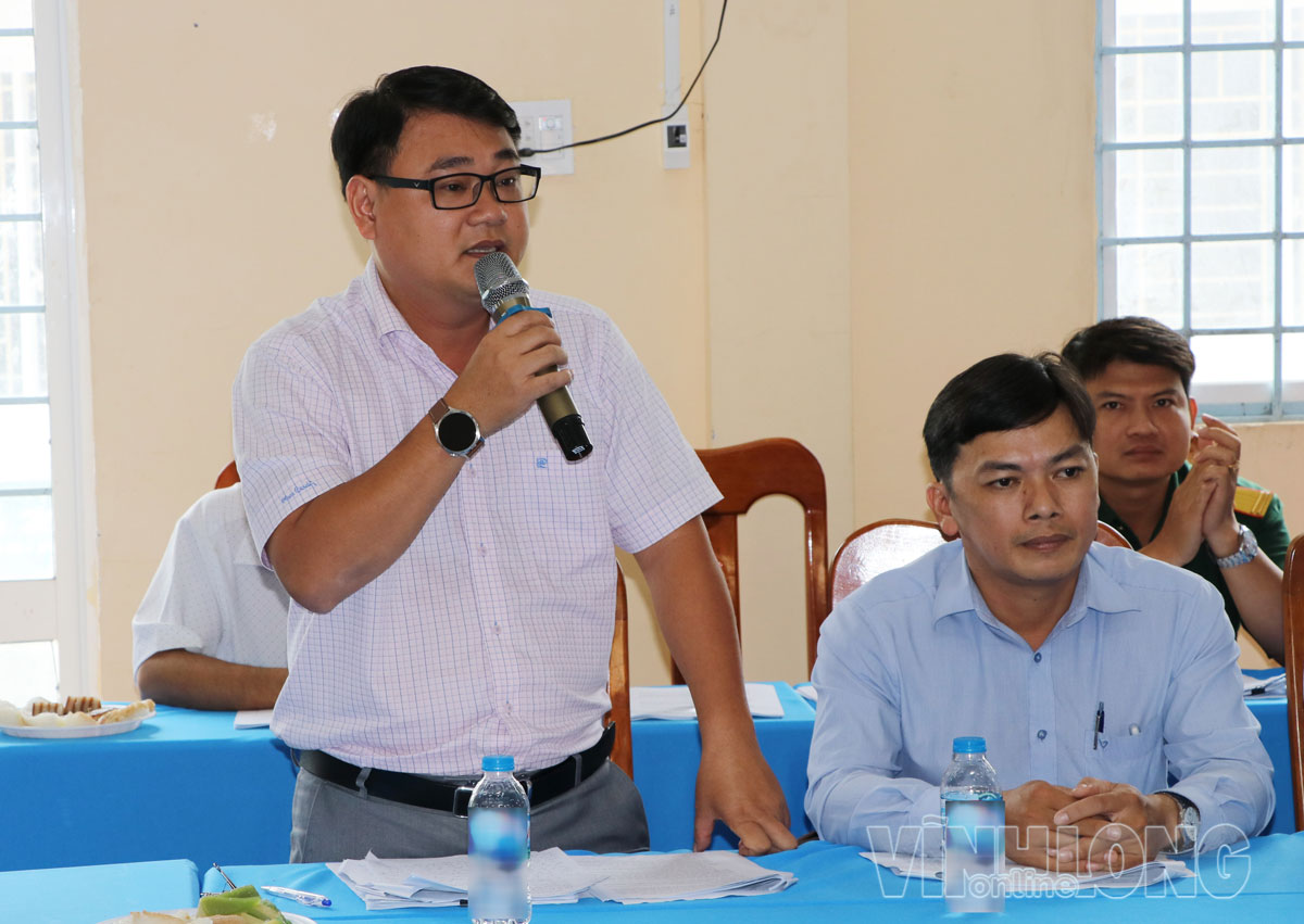 Đại diện Sở Nội vụ đóng góp ý kiến về tiêu chí xây dựng NTM của xã Trà Côn.