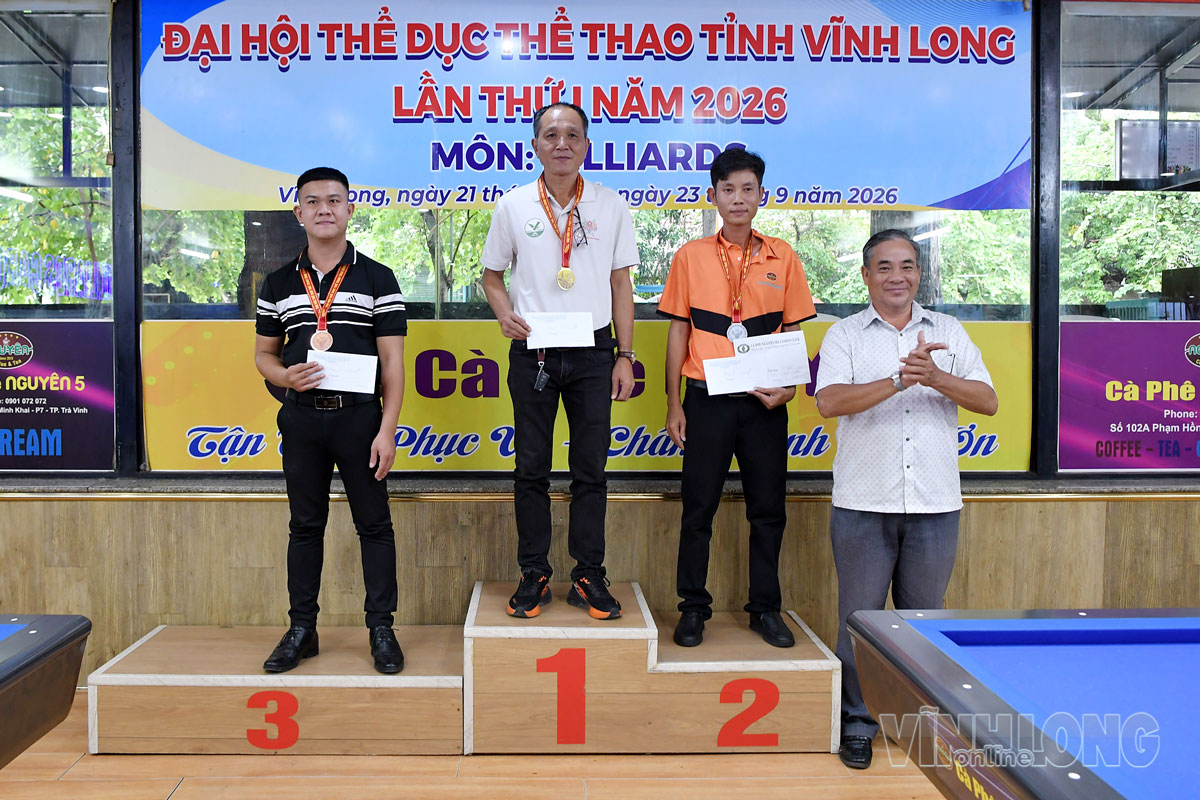 Ông Thái Anh Tuấn- Phó Giám đốc Trung tâm Huấn luyện và Thi đấu thể thao Vĩnh Long trao huy chương và tiền thưởng cho các cơ thủ.