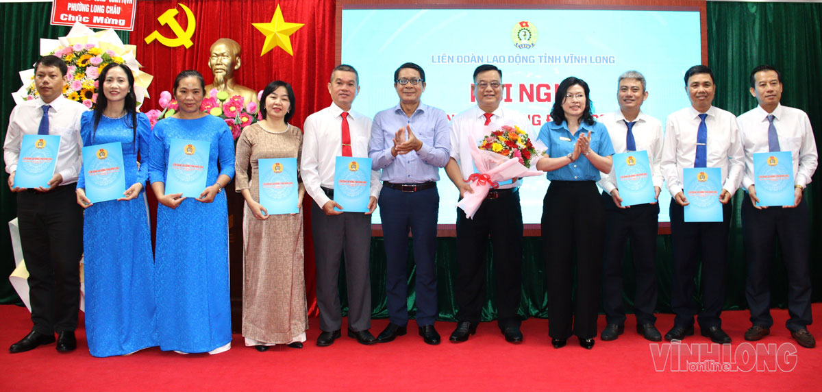 Trao quyết định chỉ định Ban Chấp hành Công đoàn cơ sở và các chức danh.