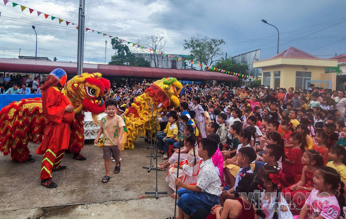 Trẻ em xã Trà Côn háo hức vui Tết Trung thu.
