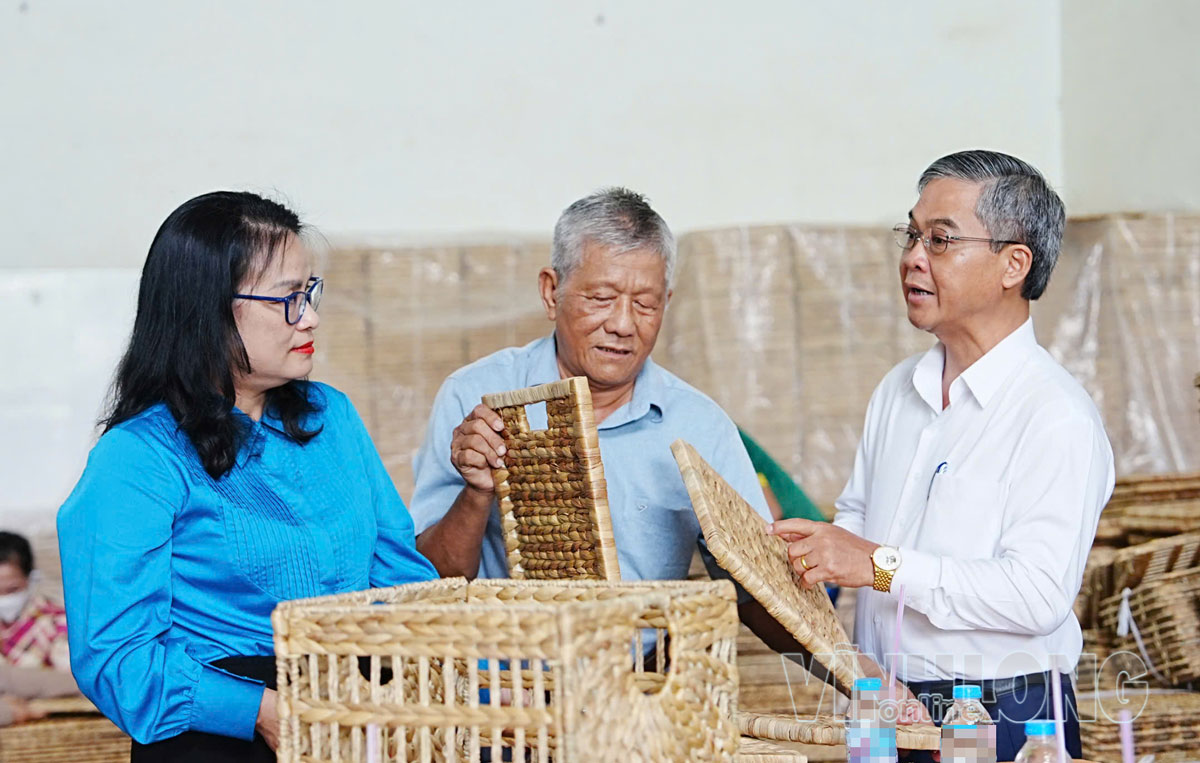 Đoàn công tác Đại học Quốc gia Thành phố Hồ Chí Minh khảo sát hoạt động HTX Gia công sản xuất hàng thủ công mỹ nghệ xuất khẩu An Phú.