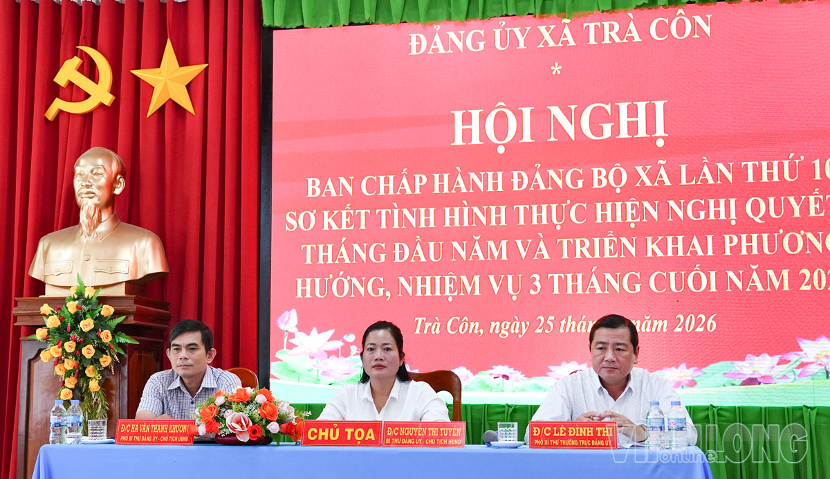  Các đồng chí lãnh đạo địa phương chủ trì và điều hành hội nghị.

