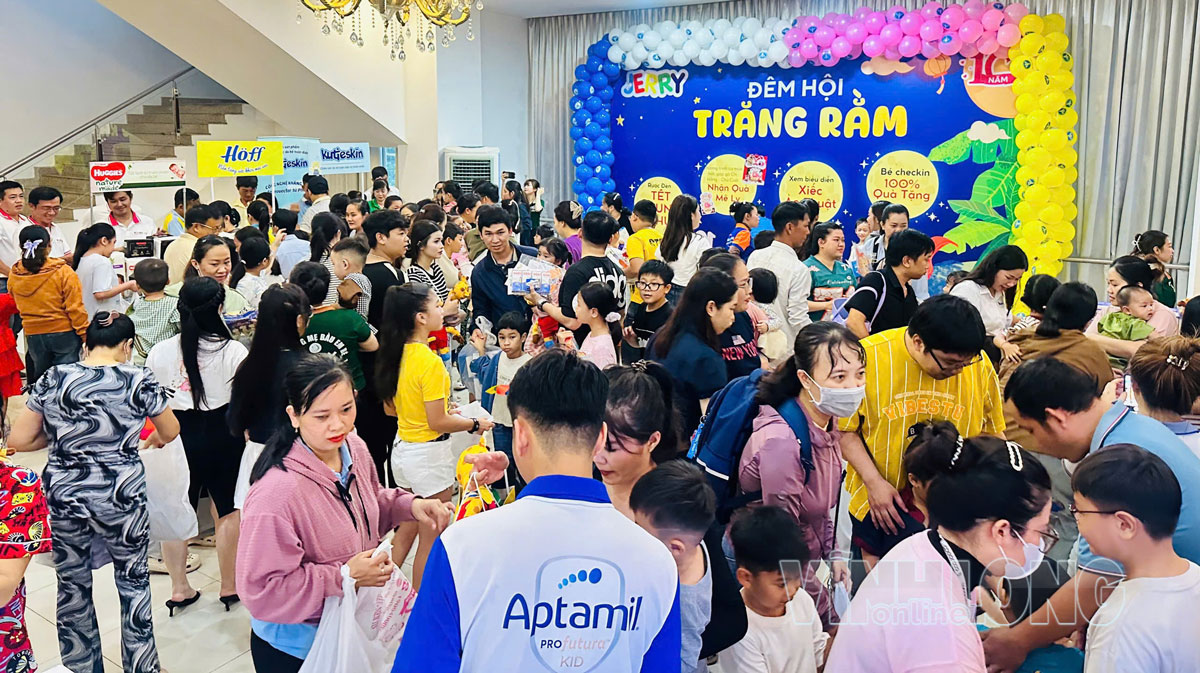 Thiếu nhi phường Bến Tre tham gia đêm hội trăng rằm.