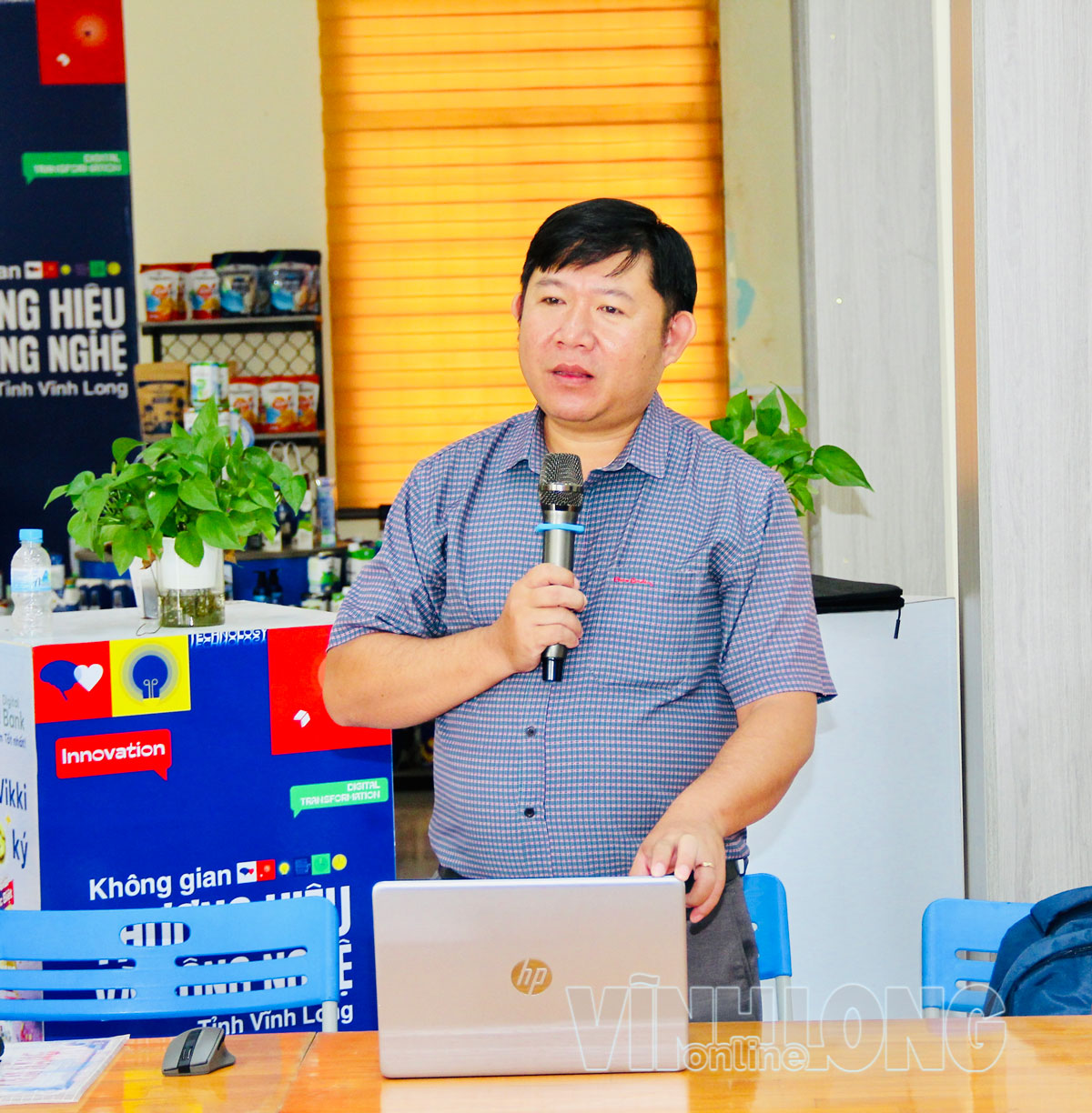 Ông Huỳnh Thanh Tân- Phó Giám đốc Trung tâm Trung tâm Đổi mới sáng tạo và Chuyển đổi số phát biểu ý kiến tại Workshop.