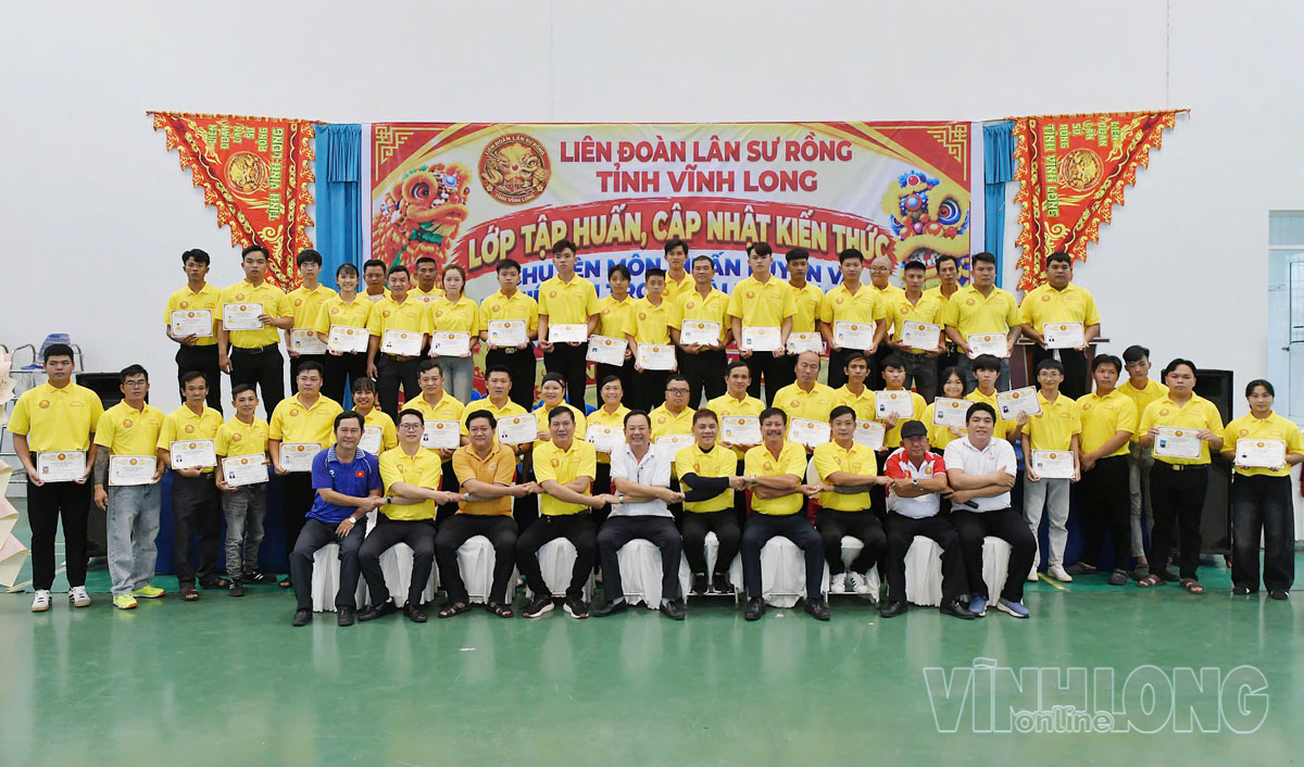Ban tổ chức, giảng viên và học viên tại lễ tổng kết lớp tập huấn.