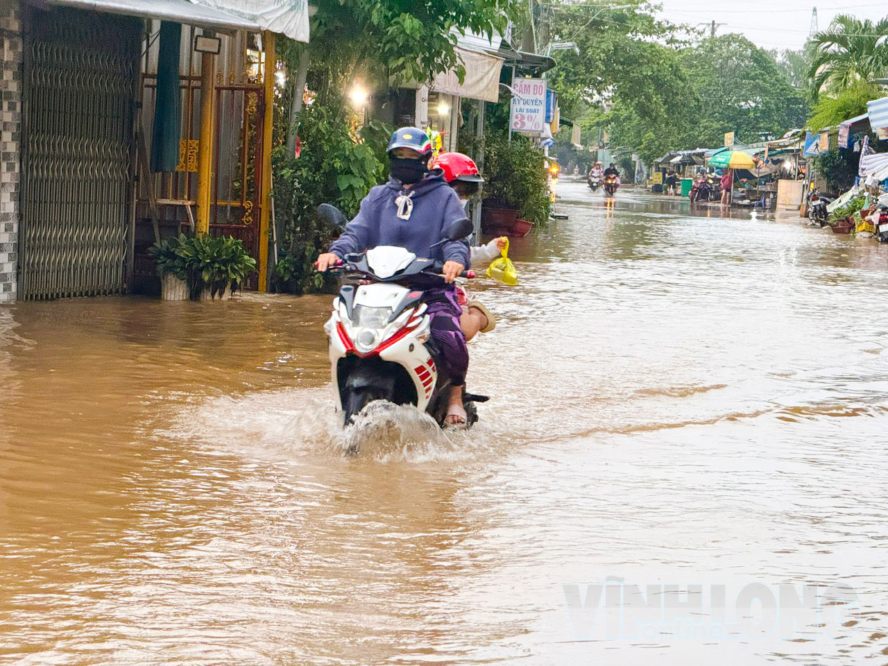 Nước tràn lên tại đường Trần Phú (Phường Phước Hậu), nhiều phương tiện phải di chuyển chậm qua đoạn ngập.