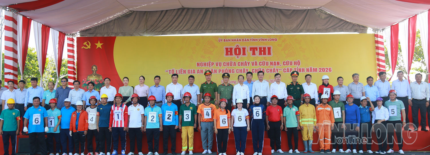 Lãnh đạo tỉnh và đại biểu chụp ảnh lưu niệm.