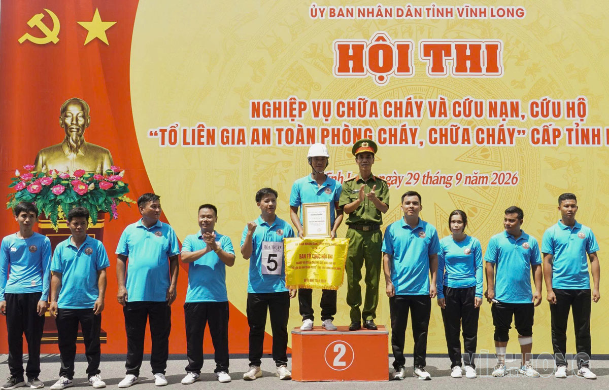 Trao giải nhì cho đội Tổ liên gia an toàn PCCC xã Hòa Thuận.