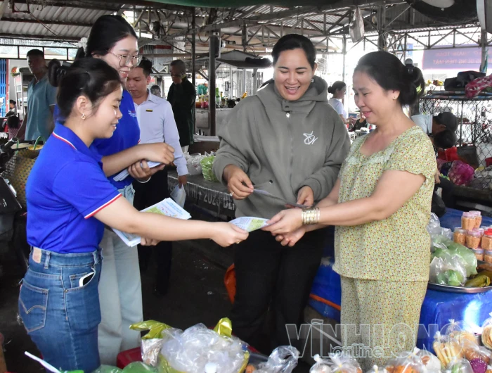 Xã Vinh Kim mở rộng thanh toán không tiền mặt từ chợ đến hộ kinh doanh