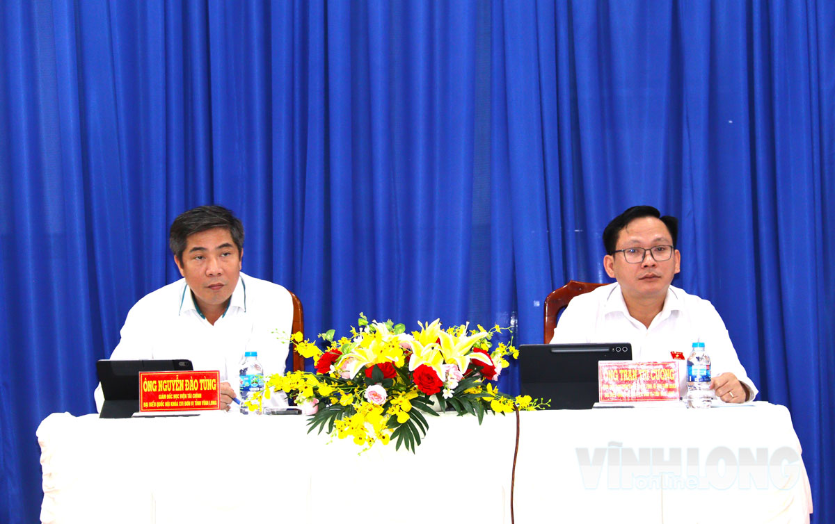 Ông Nguyễn Đào Tùng và ông Trần Trí Cường tiếp xúc với cử tri phường Cái Vồn. Ảnh: CẨM HUỆ
