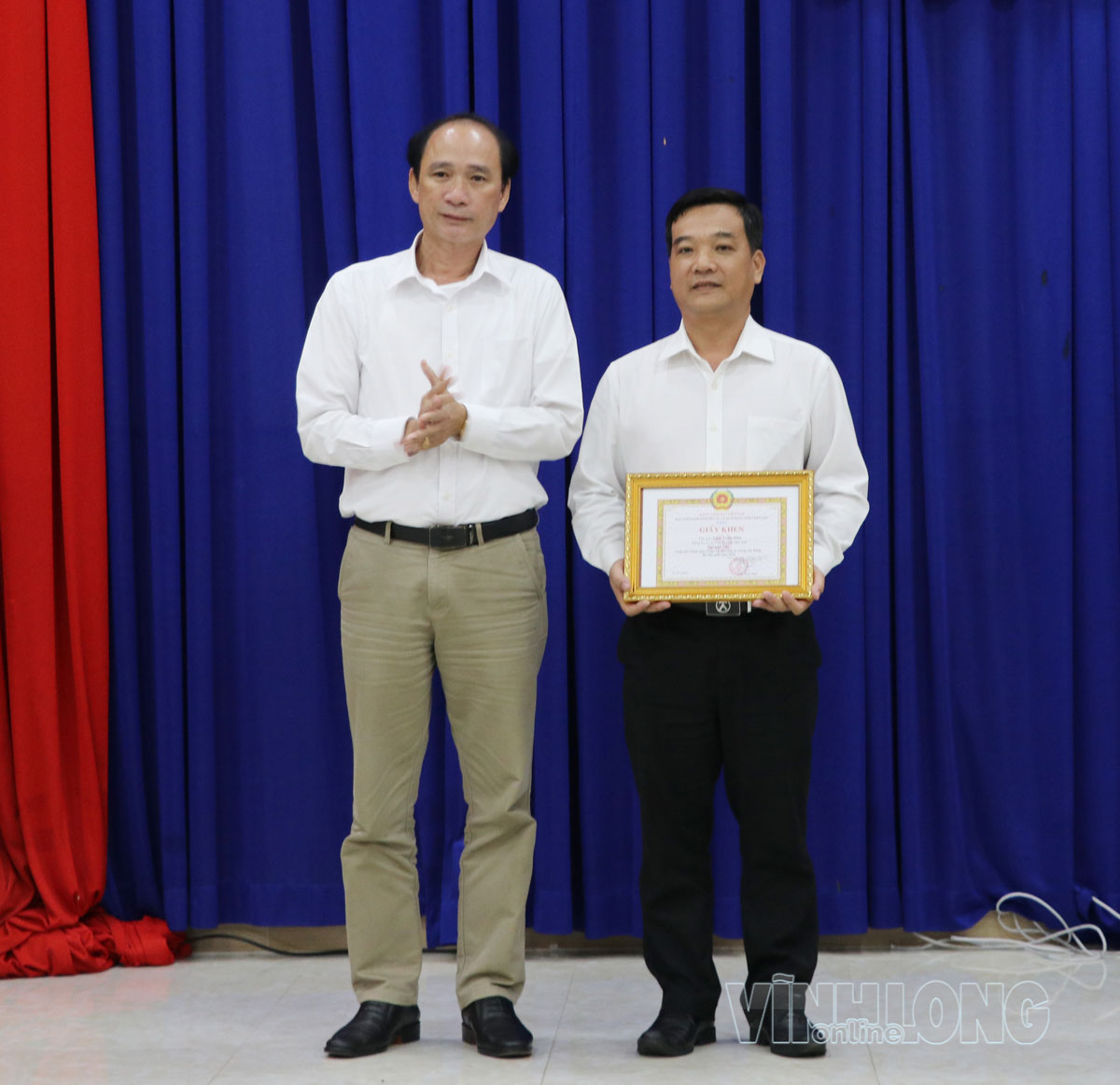 Đồng chí Trần Xuân Thiện- Tỉnh ủy viên, Phó Bí thư Đảng ủy các cơ quan Đảng tỉnh trao giải Nhì cho các tác giả.