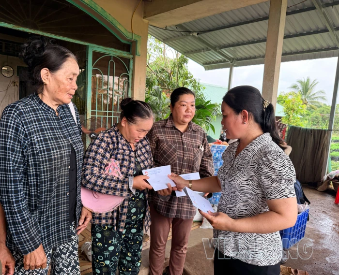 Thăm hỏi, động viên các hộ dân bị ảnh hưởng do vỡ đê bao tại cồn Cái Gà