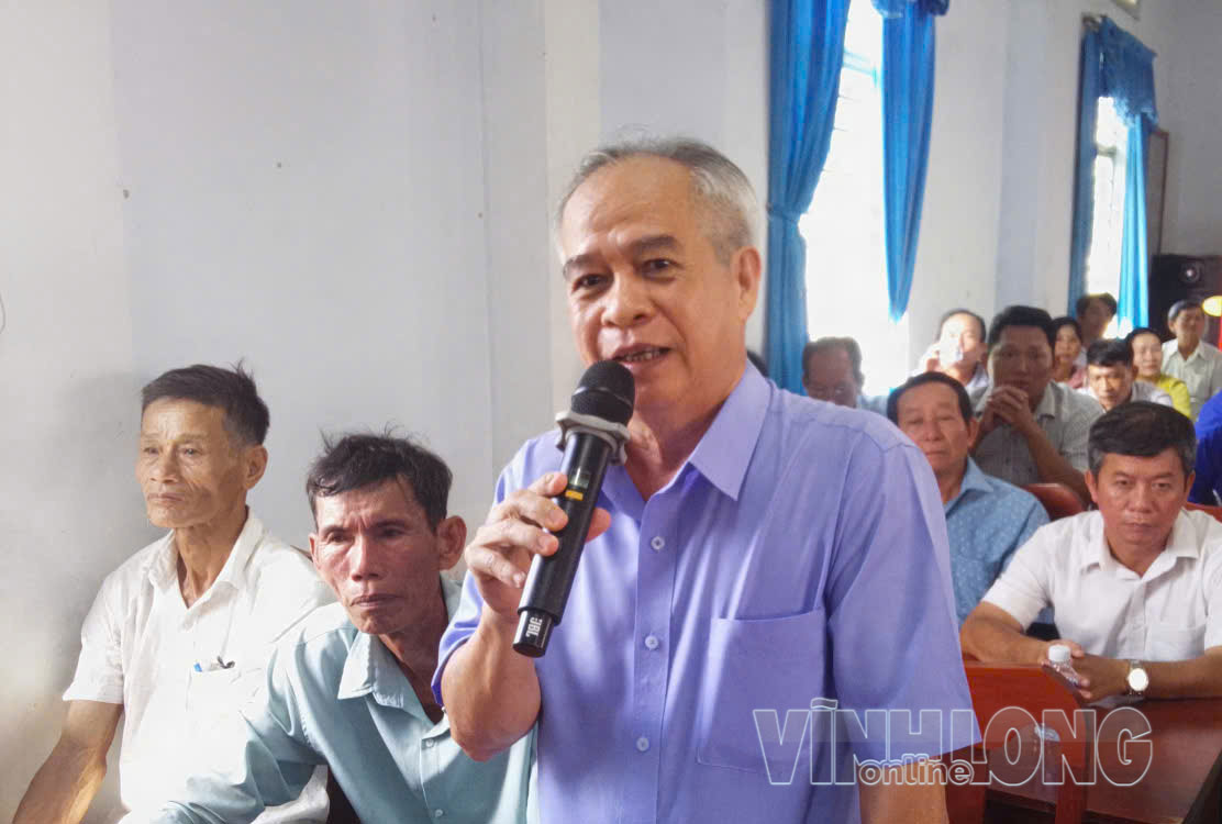 Cử tri xã Tân Thủy nêu kiến nghị với đại biểu Quốc hội tỉnh tại hội nghị. Ảnh: THÀNH LẬP