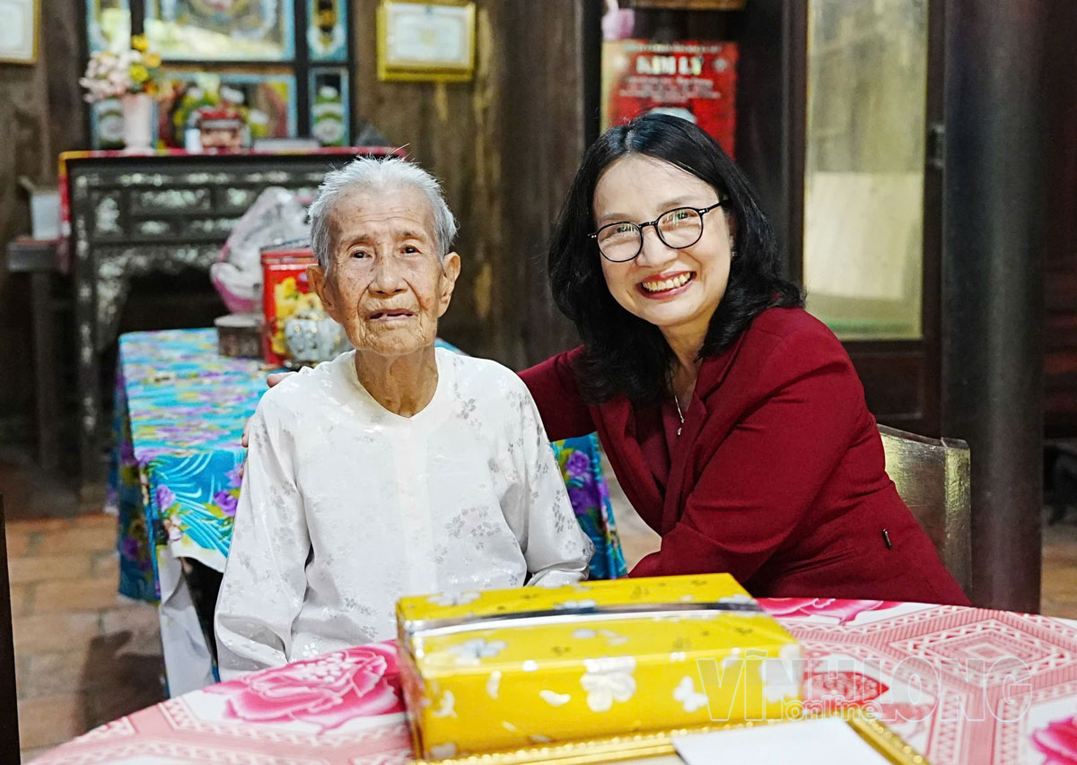 Giám đốc Sở Y tế Hồ Thị Thu Hằng thăm, chúc thọ, mừng thọ cụ Dương Thị Nhàn (ấp Phú An).