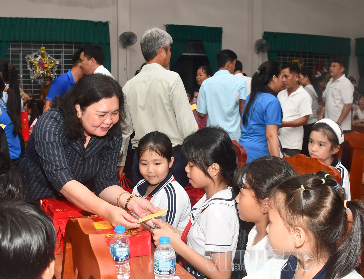 Đồng chí Hồ Thị Hoàng Yến - Ủy viên Ban Chấp hành Trung ương Đảng, Phó Bí thư Thường trực Tỉnh ủy Tây Ninh cùng các đại biểu tham dự trao quà cho các em thiếu nhi trong đêm hội trăng rằm.