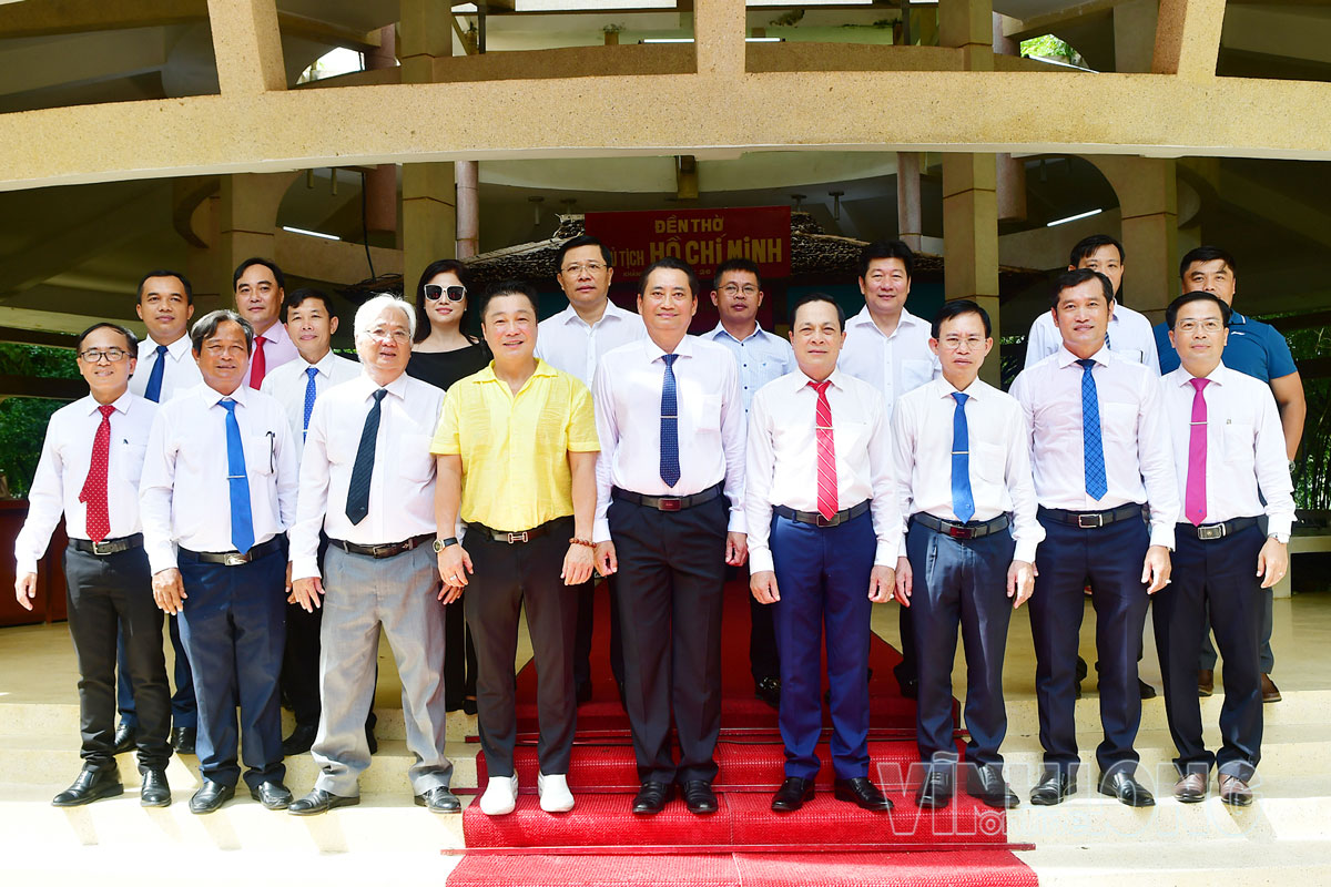 Lãnh đạo tỉnh và đại biểu chụp ảnh lưu niệm sau buổi lễ.