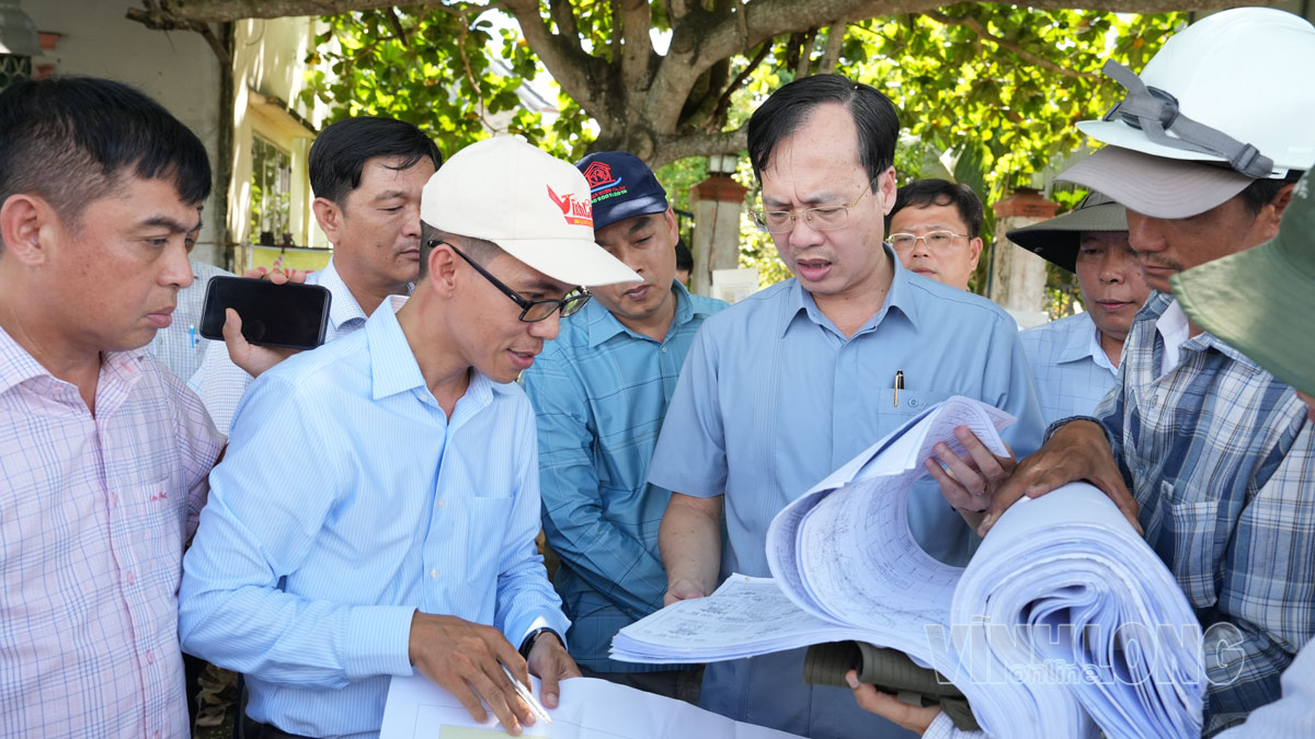 Đồng chí Trần Trí Quang - Phó Bí thư Tỉnh ủy, Chủ tịch UBND tỉnh khảo sát thực tế, đôn đốc đẩy nhanh tiến độ thi công các công trình, dự án.