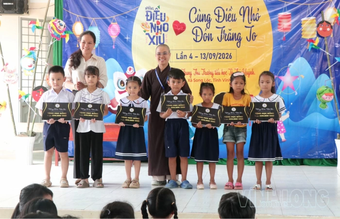 Song Lộc trao quà, xe đạp cho thiếu nhi dịp Trung thu