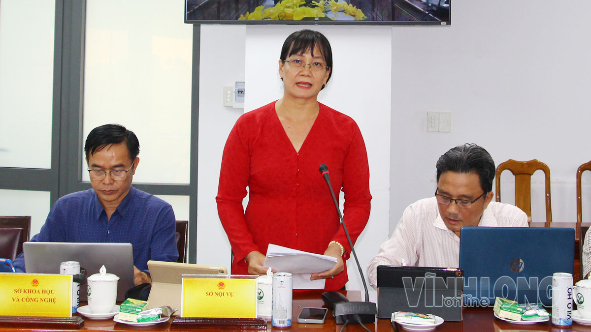 Phó Giám đốc Sở Nội vụ Kim Thị Thanh Nữ báo cáo tại phiên họp.