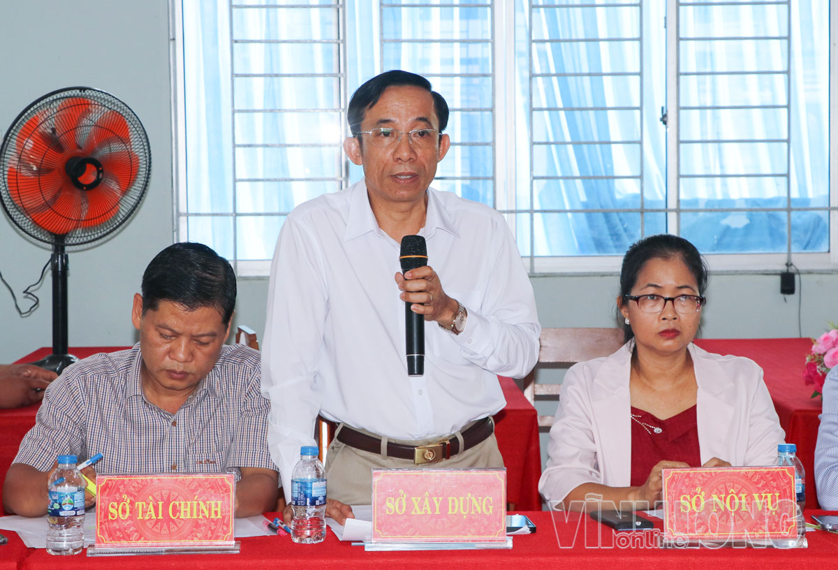 Đại diện Sở Xây dựng tỉnh trao đổi, làm rõ các kiến nghị, đề xuất của địa phương về nâng cấp công trình giao thông nông thôn.