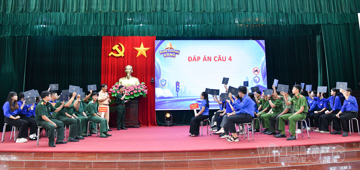 Các thí sinh tham gia phần thi Rung chuông vàng trong khuôn khổ chương trình.