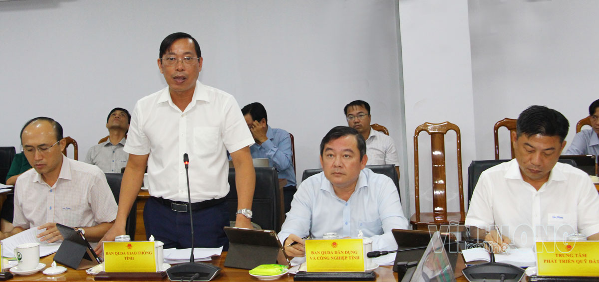 Đại diện sở, ngành có liên quan báo cáo tại cuộc họp.