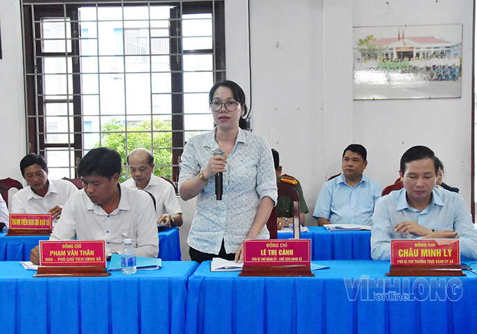 Chủ tịch UBND xã Tân An Lê Thị Cảnh báo cáo hiện trạng thực hiện các tiêu chí xây dựng NTM.