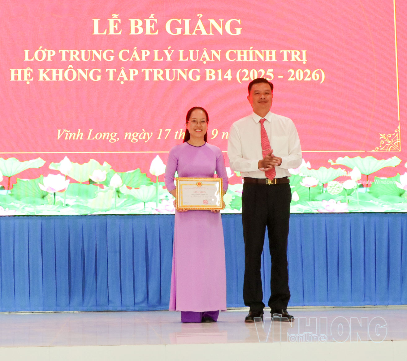 Đồng chí Cao Hoàng Phúc- Phó Hiệu trưởng Trường Chính trị Phạm Hùng trao giấy khen cho học viên đạt loại giỏi toàn khóa học.