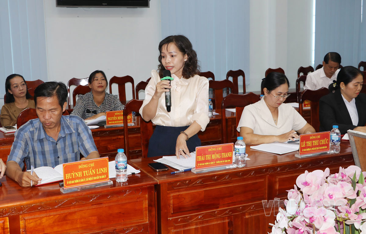 Đại diện Ban Xây dựng Đảng Đảng ủy xã Tam Bình báo cáo về công tác phát triển đảng viên, số hóa dữ liệu.