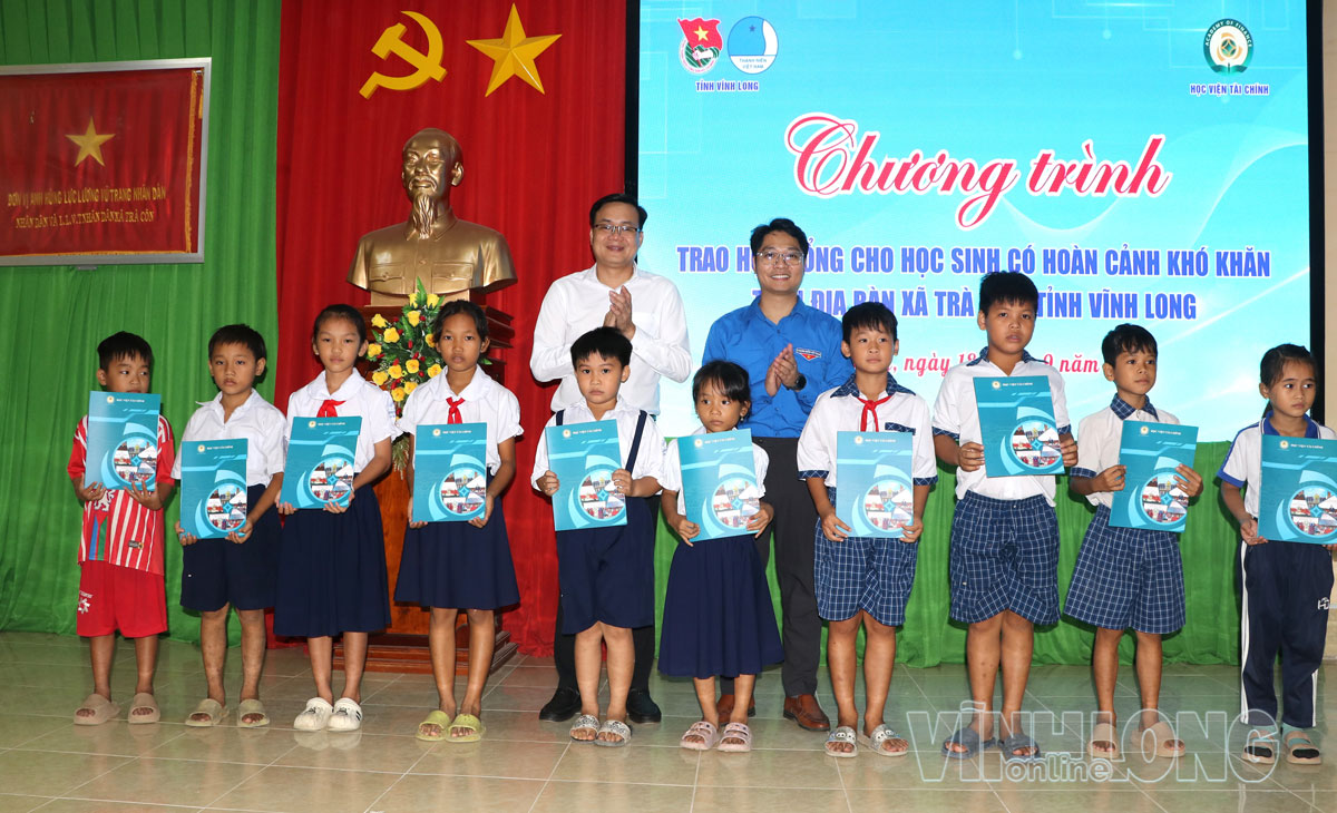 Trao bảng tượng trưng thực hiện công trình thanh niên “Thắp sáng đường quê” cho xã Trà Côn.