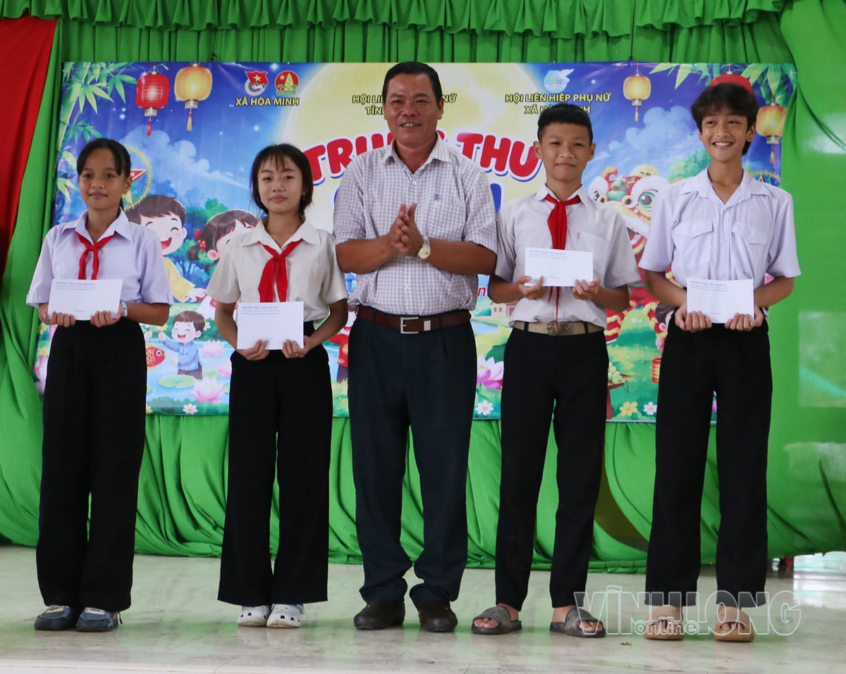 Thầy Trần Văn Tâm- Hiệu trưởng Trường THCS-THPT Hòa Minh khen thưởng các đội đạt giải Nhất thi làm lồng đèn.