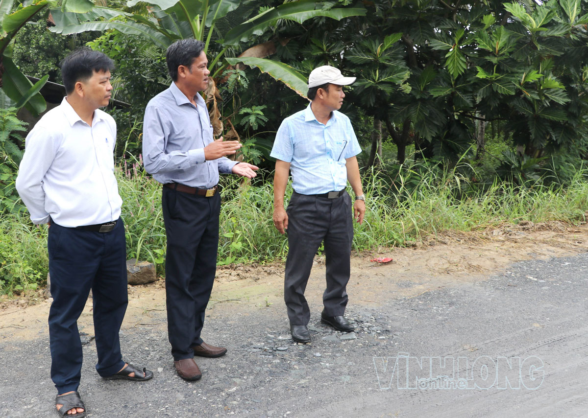 Thành viên đoàn khảo sát thực tế tiến độ thi công tuyến đường Sóc Ruộng- Gia Kiết (ấp Sóc Ruộng).