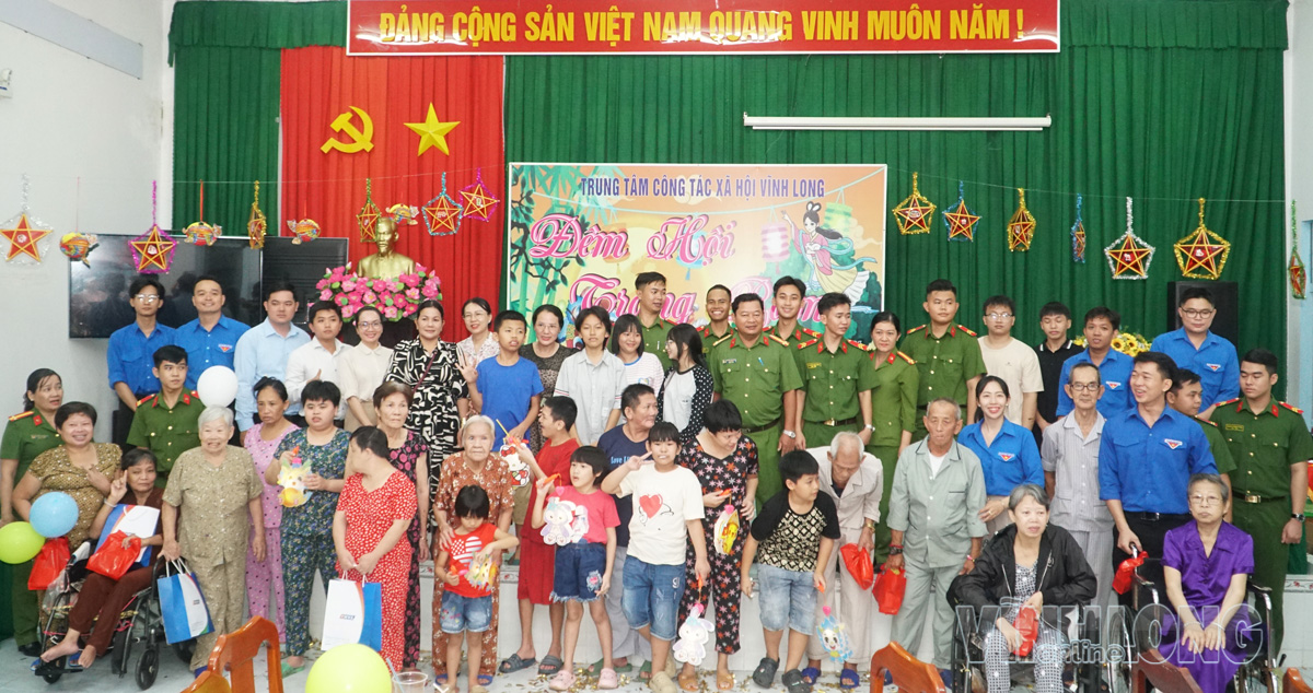 Các em thiếu nhi, người cao tuổi tại Trung tâm Công tác xã hội Vĩnh Long chụp ảnh lưu niệm cùng các đơn vị tài trợ.