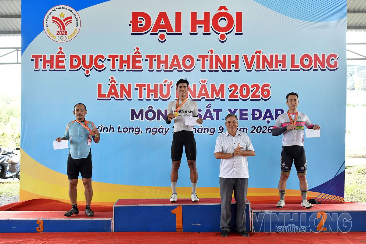 Ông Thái Anh Tuấn- Phó Giám đốc Trung tâm Huấn luyện và Thi đấu thể thao Vĩnh Long trao huy chương và tiền thưởng cho các cá nhân xuất sắc.