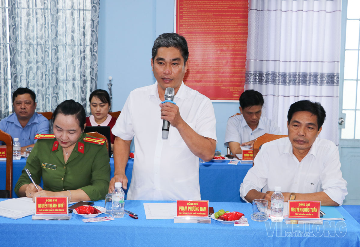 Đồng chí Phạm Phương Nam- Phó Bí thư Đảng ủy, Chủ tịch UBND xã báo cáo các vấn đề đoàn đặt ra.