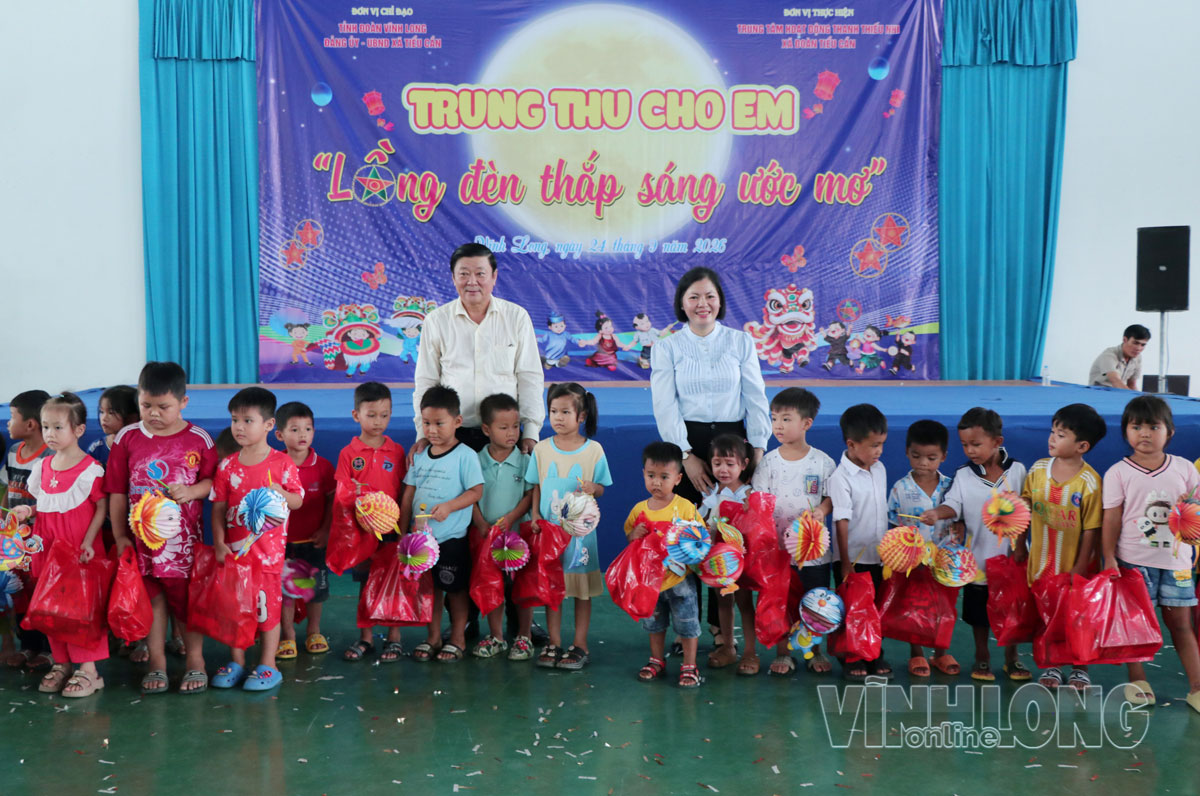 Lãnh đạo xã Tiểu Cần trao quà Trung thu cho thiếu nhi.