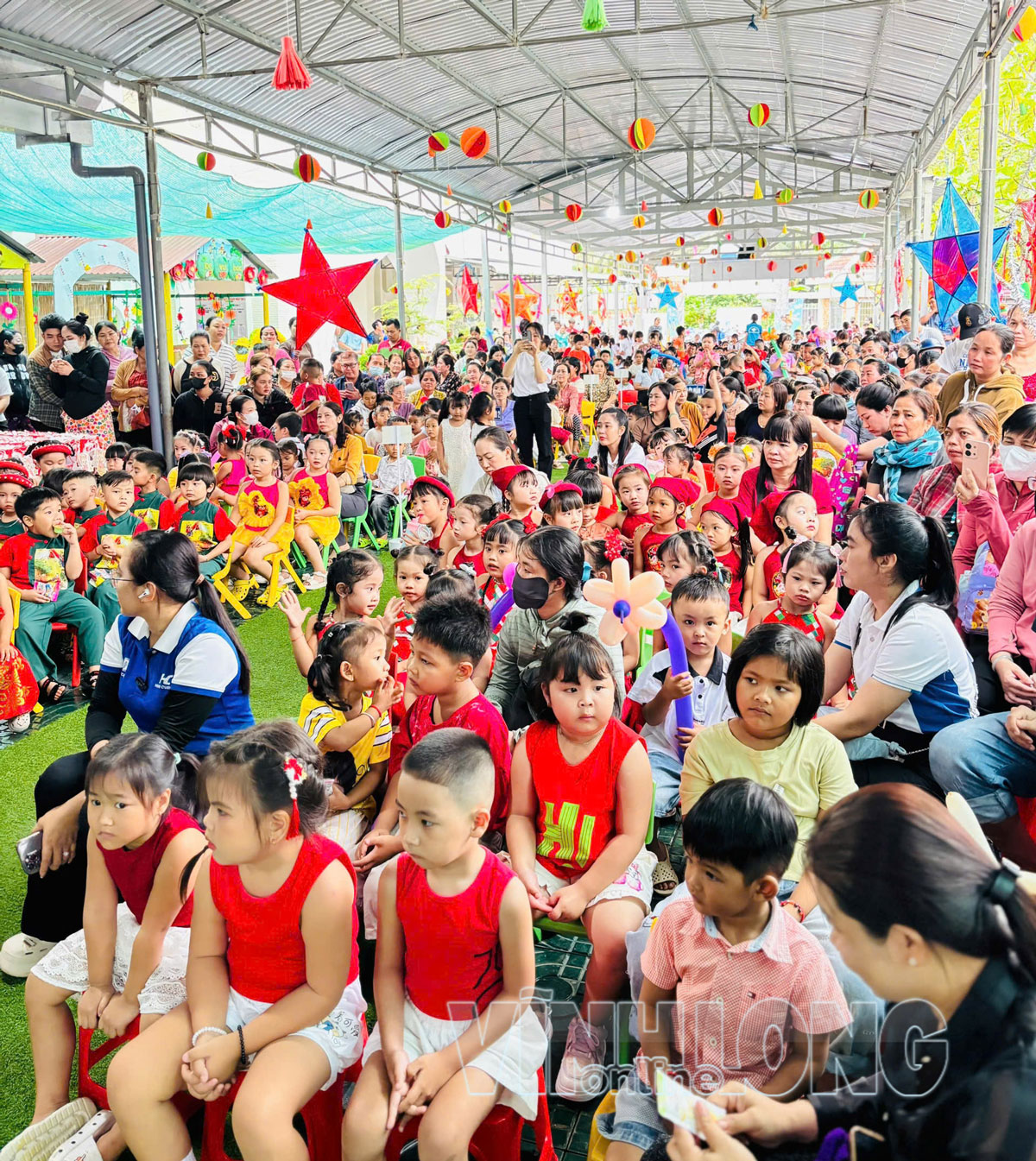 Thiếu nhi xã Trà Cú tham gia tại “Đêm hội trăng rằm”.