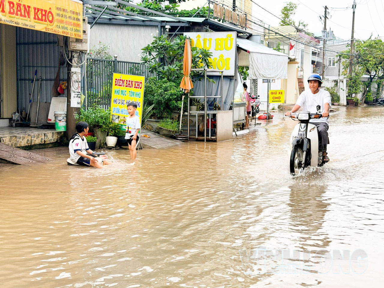 Tại một số điểm thấp, nước rút chậm do mực nước sông, kênh rạch đang ở mức cao, làm giảm khả năng tiêu thoát nước sau mưa.