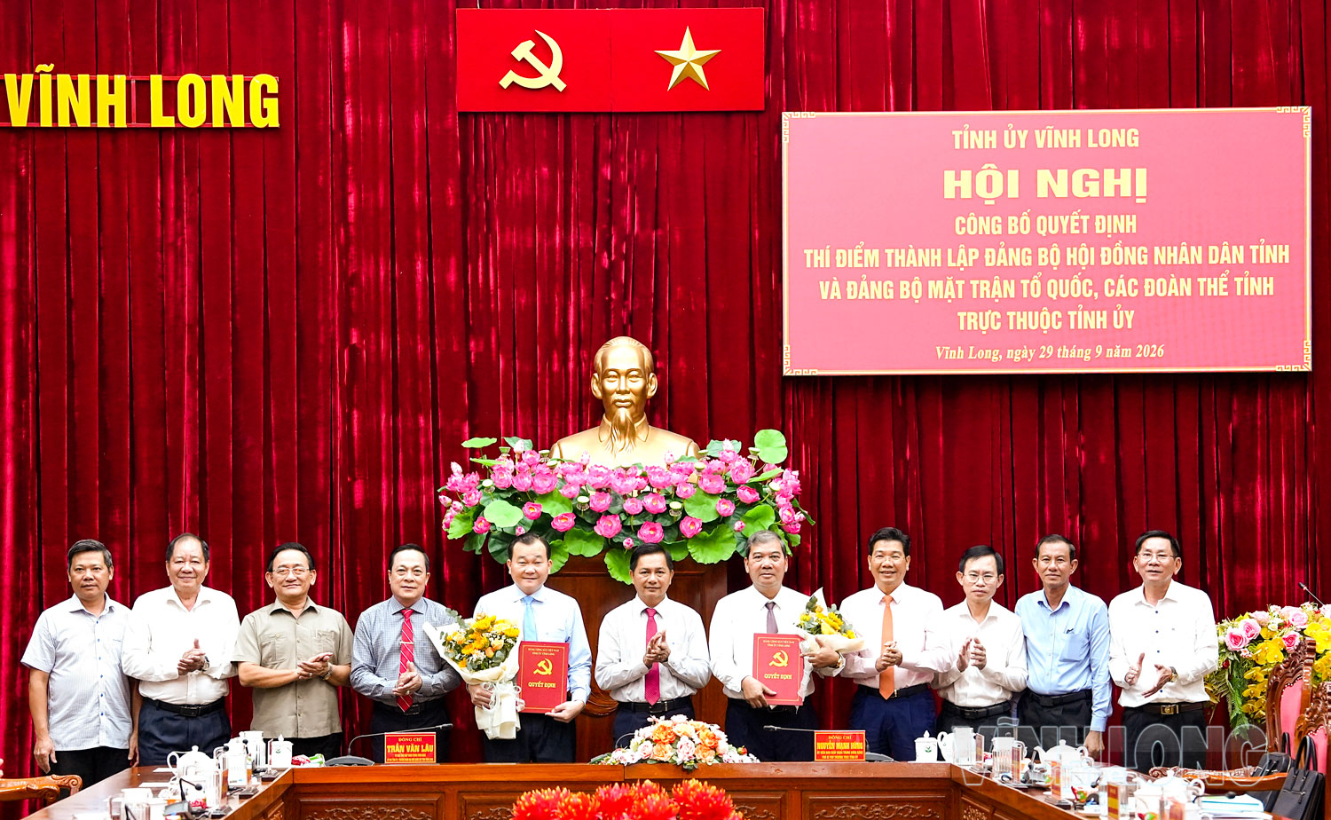 Các đồng chí lãnh đạo tỉnh chúc mừng 2 đảng bộ mới thành lập.